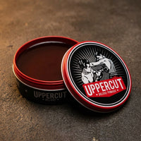 Uppercut Deluxe Pomade - open potje met zichtbare inhoud en textuur