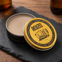 Reuzel x Liquid Death Severed Head Clay Pomade - open potje met zichtbare inhoud en textuur
