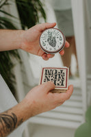 By Elementum Ignis Oil-Based Pomade - gesloten pot in hand boven Made in Poland-verpakking