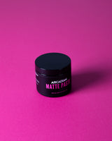Arcadian Matte Paste - gesloten pot schuin tegen magenta achtergrond