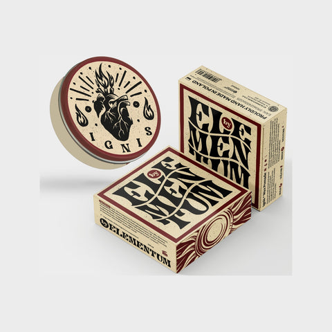 By Elementum Ignis Oil-Based Pomade - pot met hart-logo tegen twee verpakkingsdozen
