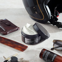 Bullfrog Strong Adhesion Matte Wax - open pot met witte wax bij helm, kam en zonnebril