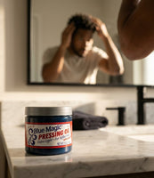 Blue Magic Pressing Oil - pot op de wastafel, man met krullend haar bij de spiegel
