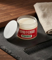 Royal Crown Pomade - open pot op leisteen met kam, de cremewitte pomade zichtbaar