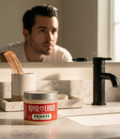 Royal Crown Pomade - pot op de wastafel, man met slick back bij de spiegel